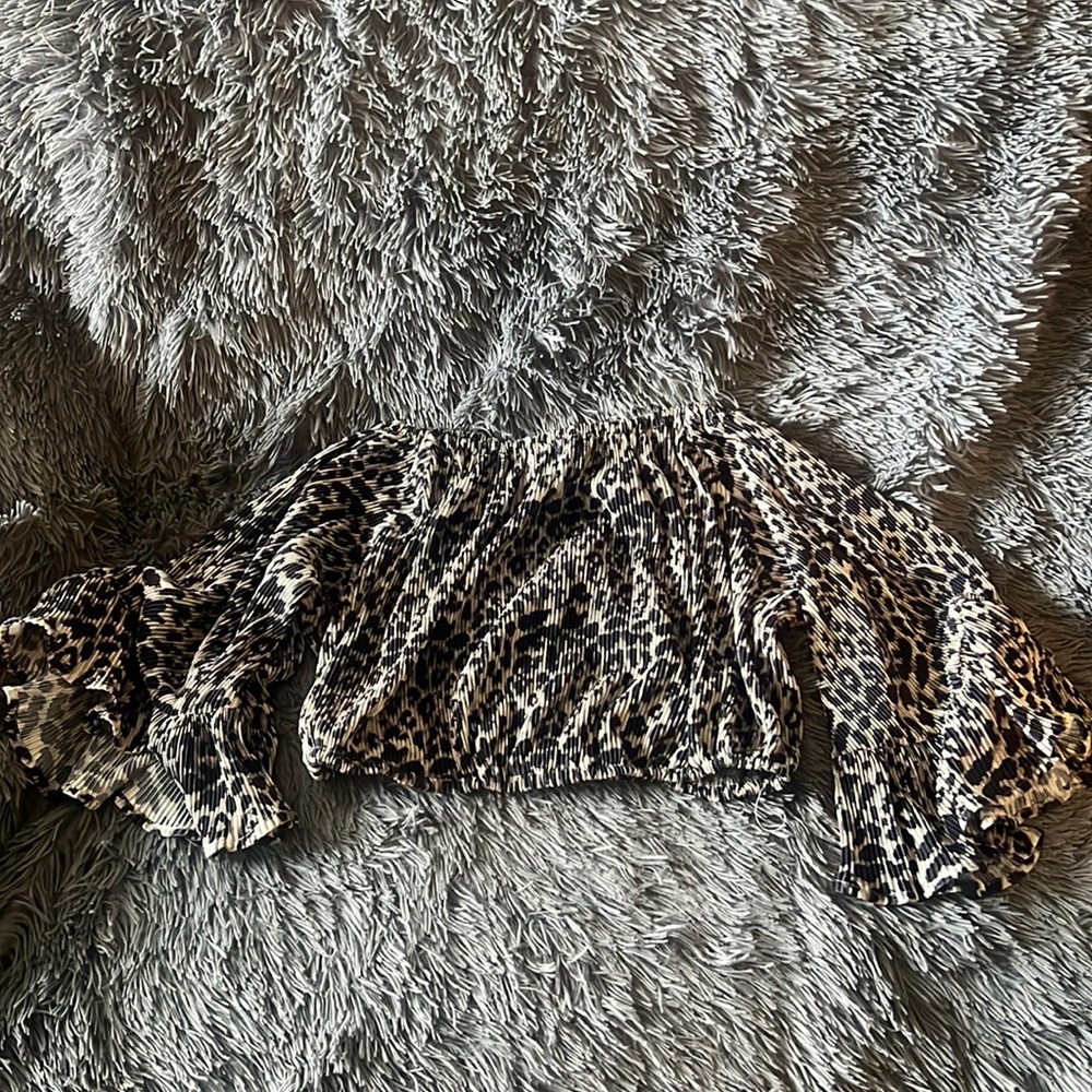 Off the shoulder crop cheetah print M